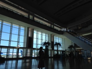 那覇空港。すでに海の中みたいでした
